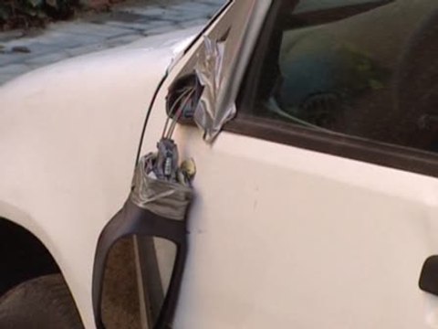 Destrozan 125 coches con adoquines y piedras