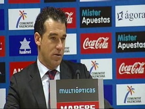 Luis García se muestra desesperado por los errores arbitrales