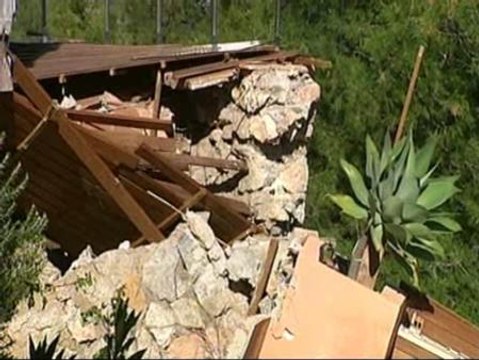 Los corrimientos de tierra amenazan varias casas de una urbanización