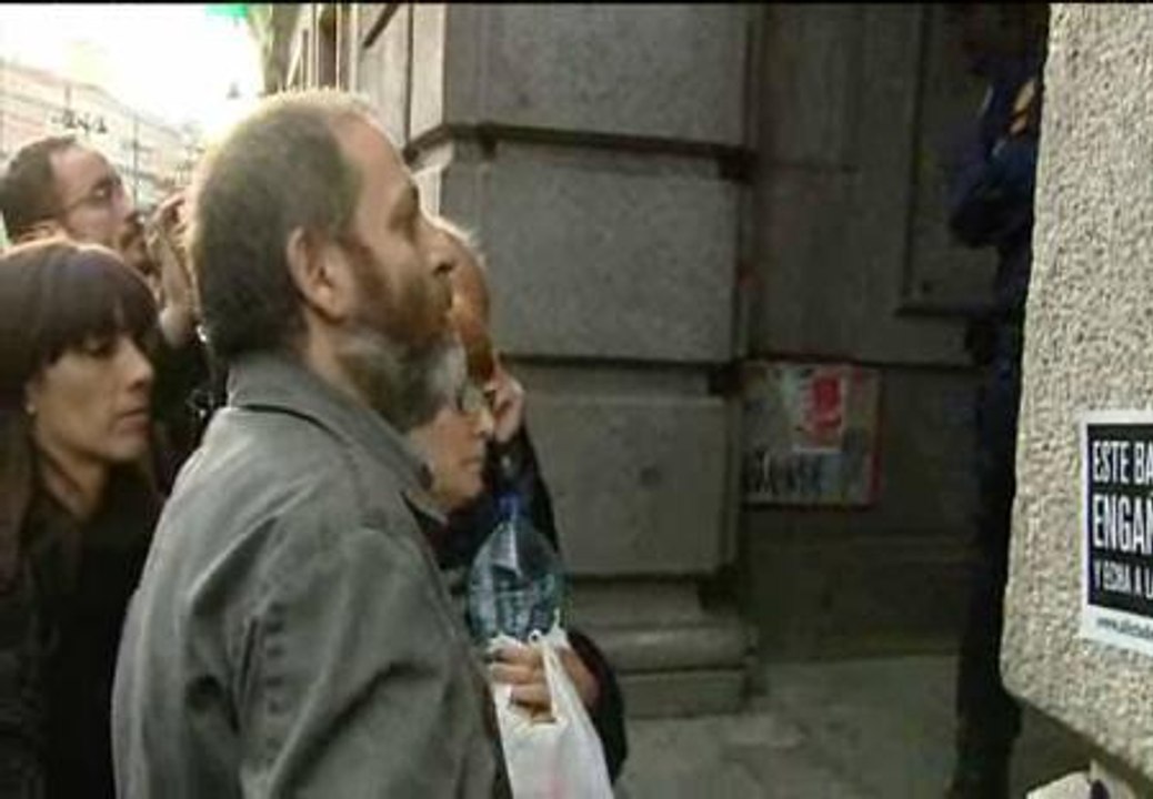Encerrados durante horas en la sede central de Bankia