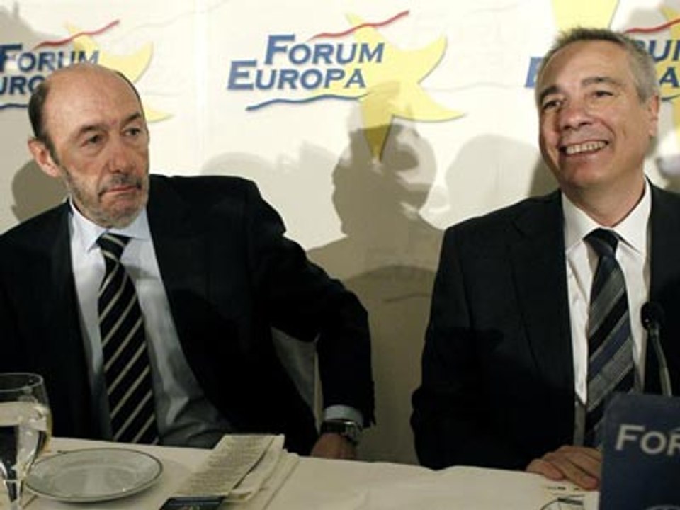 Rubalcaba dice que CIU y PP hacen los mismos recortes y sólo buscan votos con el debate sobre la independencia