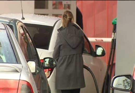 Los conductores buscan las gasolineras más baratas