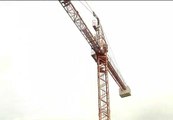 El estallido de la burbuja inmobiliario ha dejado muchas obras abandonadas y con ellas gruas que amenazan la seguridad de los vecinos