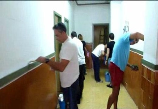 Padres indignados reforman el colegio de sus hijos