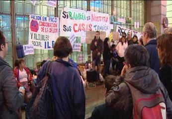 Asamblea informativa de los desahuciados acampados frente a Bankia