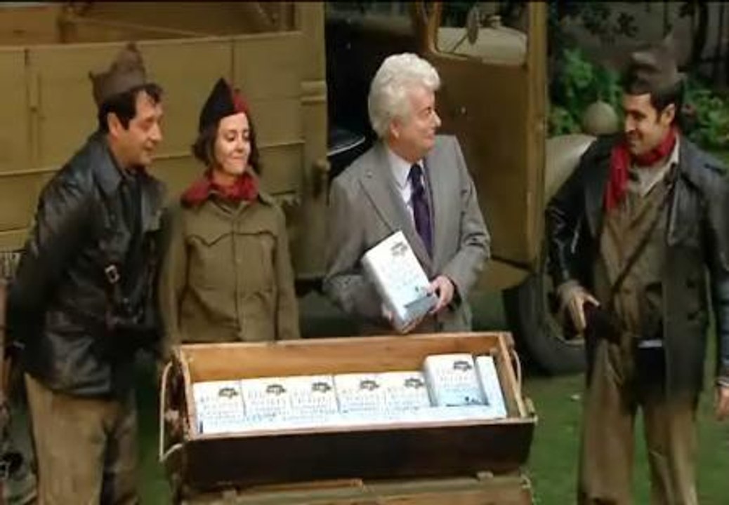 Un grupo de milicianos presenta en Madrid el último libro de Ken Follet