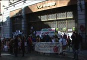 Afectados por los desahucios protestan acampados frente a Bankia