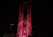 Varios edificios de Barcelona se iluminan de rosa