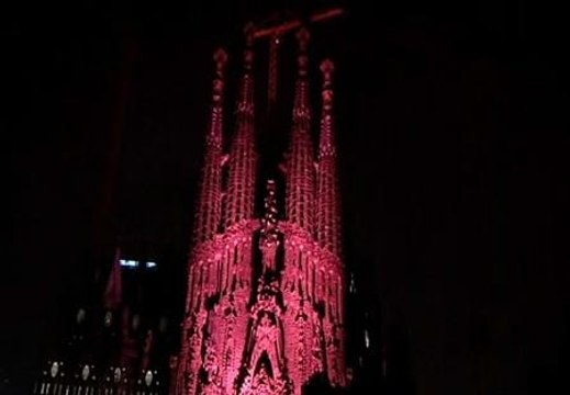 Varios edificios de Barcelona se iluminan de rosa