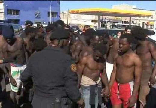 50 subsaharianos saltan en tromba la valla de Melilla
