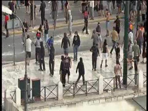 Las calles de Atenas, en pie de guerra contra Merkel