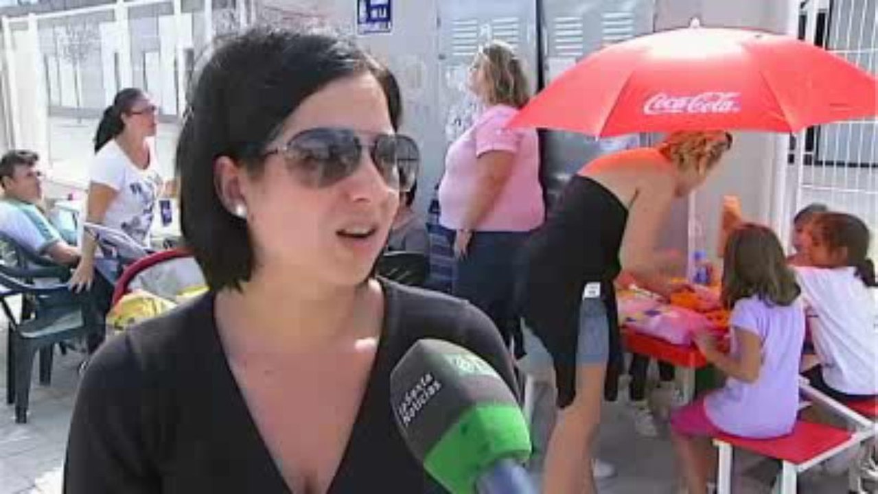 Niños de tres pueblos de Valencia comen en las puertas de los colegios, por los recortes