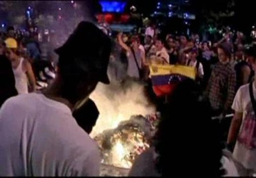 Seguidores de Capriles reclaman el recuento manual de votos