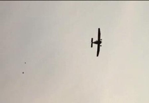 Lanzan centenares de ositos de peluche desde una avioneta con consignas políticas