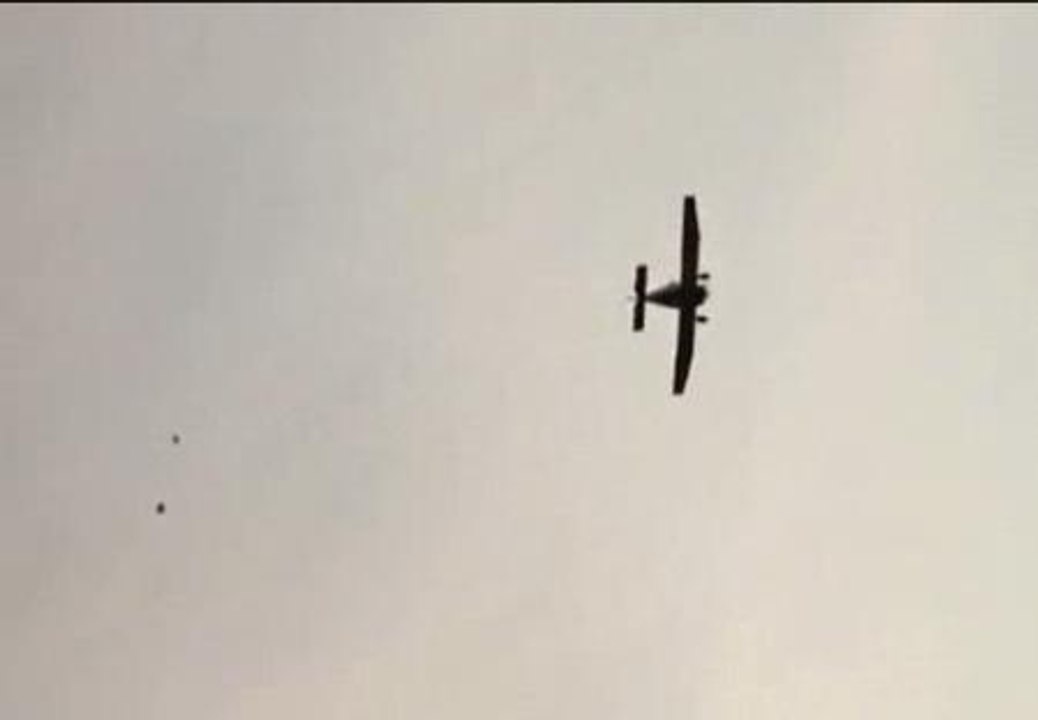 Lanzan centenares de ositos de peluche desde una avioneta con consignas políticas