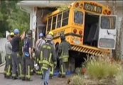 Un autobús escolar se estrella contra una vivienda