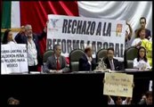 Diputados mexicanos toman la tribuna del Congreso para protestar contra la reforma laboral