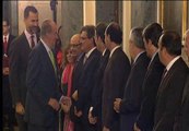 El rey se detiene a saludar a Artur Mas en el Senado