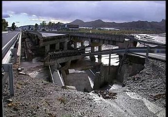 El agua hunde un puente de la A-7 en Lorca