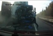 Sale disparado de un vehículo por el parabrisas y sale ileso del accidente en Rusia
