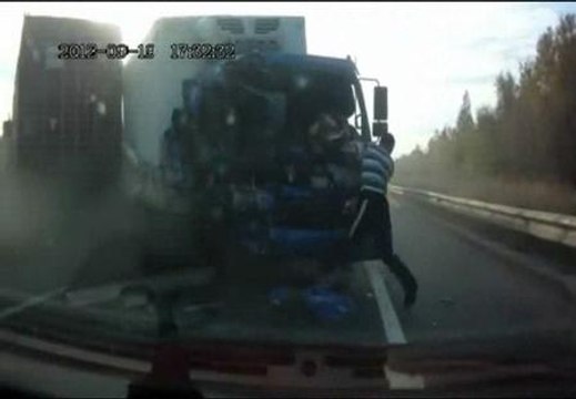 Sale disparado de un vehículo por el parabrisas y sale ileso del accidente en Rusia