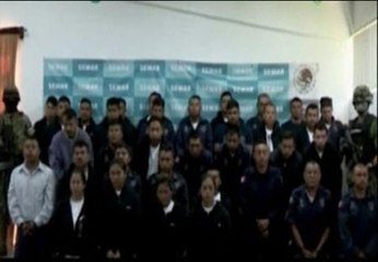 Detienen a 35 policías en México