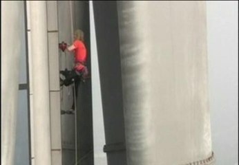 Télécharger la video: El Spiderman francés escala un edificio de 388 metros de altura en China