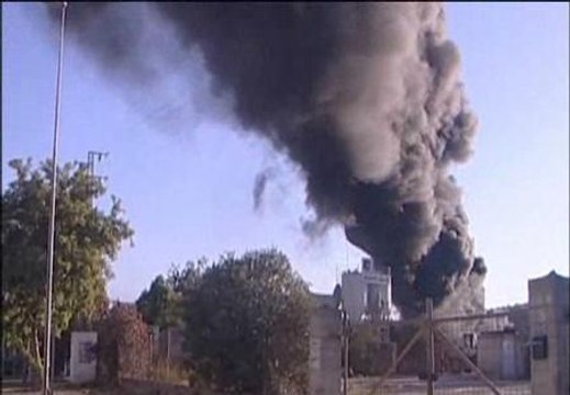 Espectacular incendio en una nave de residuos plásticos