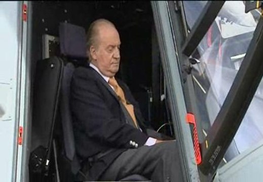 Don Juan Carlos pilota un nuevo helicóptero militar