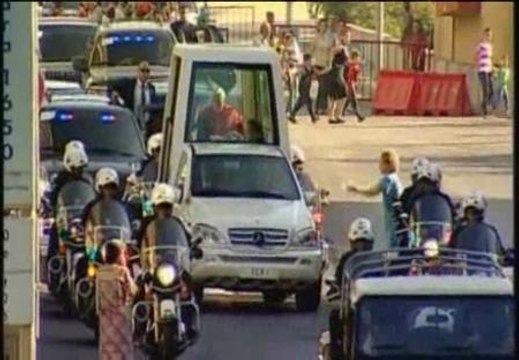 Benedicto XVI recorre Beirut a bordo del papamóvil