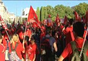 Miles de personas se echan a la calle para protestar contra los recortes del Gobierno y proponer un referendum