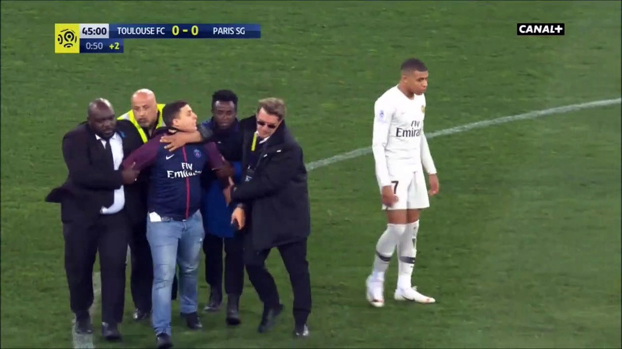 PSG fan tries to take selfie with Mbappe!