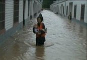 Rescatan a cientos de personas atrapadas por el agua en China