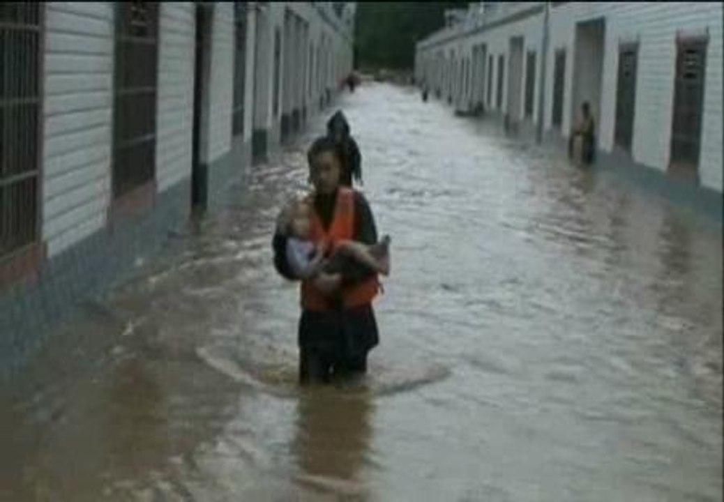 Rescatan a cientos de personas atrapadas por el agua en China