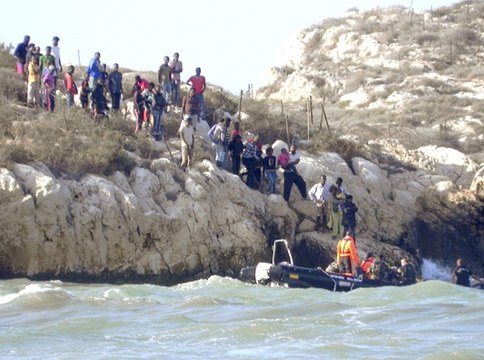 España y Marruecos desalojan a los inmigrantes en la Isla de Tierra
