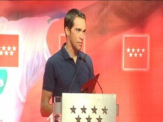 Aguirre recuerda los "tiempos tan difíciles pasados" por Alberto Contador