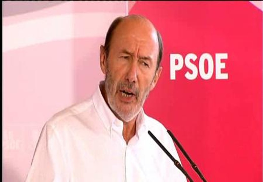 Rubalcaba: "Hoy empieza un invierno especialmente duro" por el IVA y los recortes a los irregulares