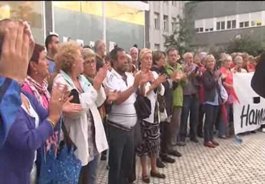 Aplausos y euforia en las puertas del hospital de Donostia