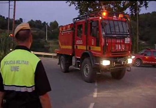 Efectivos trabajan en el incendio de Gerona, que ya está controlado