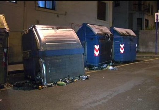 Un grupo de encapuchados quema contenedores en Getxo