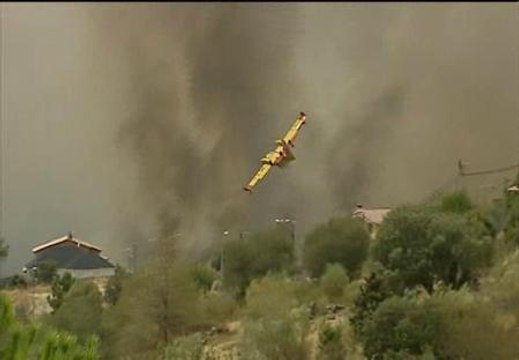Las llamas amenazan una urbanización en el incendio entre Robledo de Chavela y Valdemaqueda