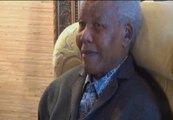 Nelson Mandela apoya la reconstrucción de la escuela en la que pasó su infancia