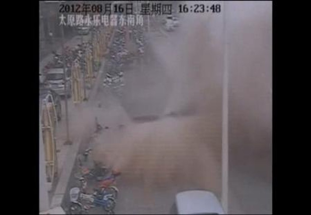 Espectacular explosión de una tubería en China