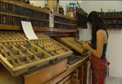 Una familia de Madrid sigue trabajando con una imprenta de tipos móviles