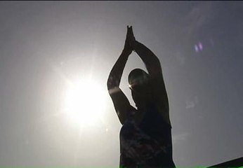 La playa de Barcelona lleva años siendo el gimnasio improvisado de una veintena de jubilados.