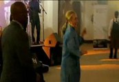 Hillary se sube a la pista de baile en Africana