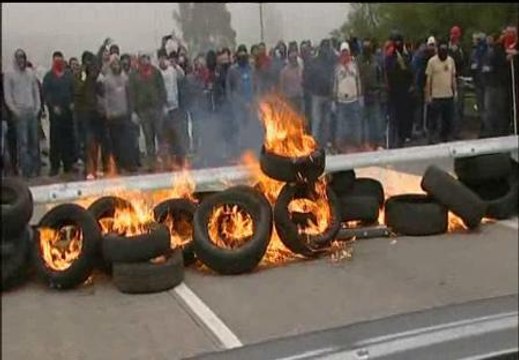 Los mineros de Asturias queman neumáticos en mitad de la autovía