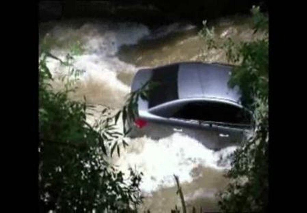 Un coche es arastrado por la corriente en la provincia china de Guizhou