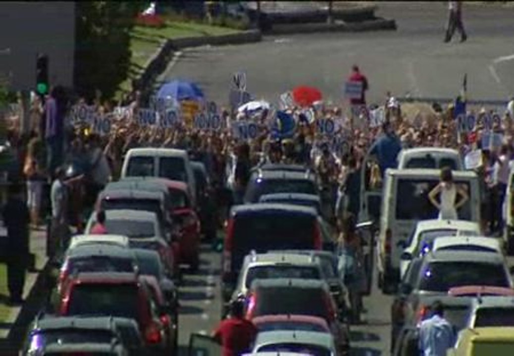 Los funcionarios cortan el tráfico