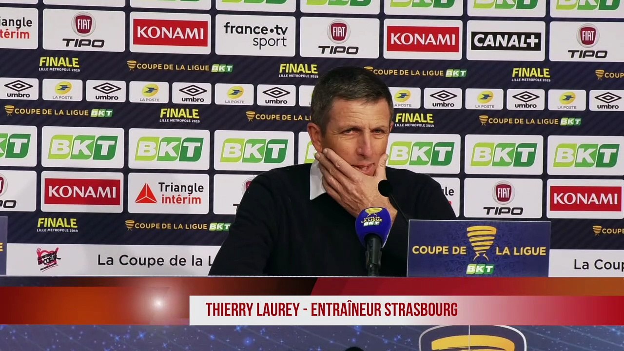 Thierry Laurey et Jocelyn Gourvennec s'en prennent à la pelouse du Stade Pierre Mauroy